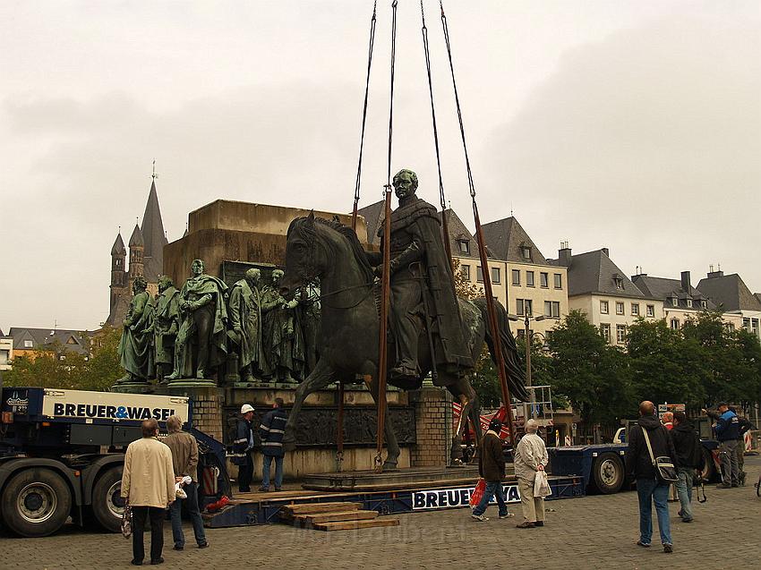 Reiterdenkmal kehrt zurueck auf dem Heumarkt P14.JPG